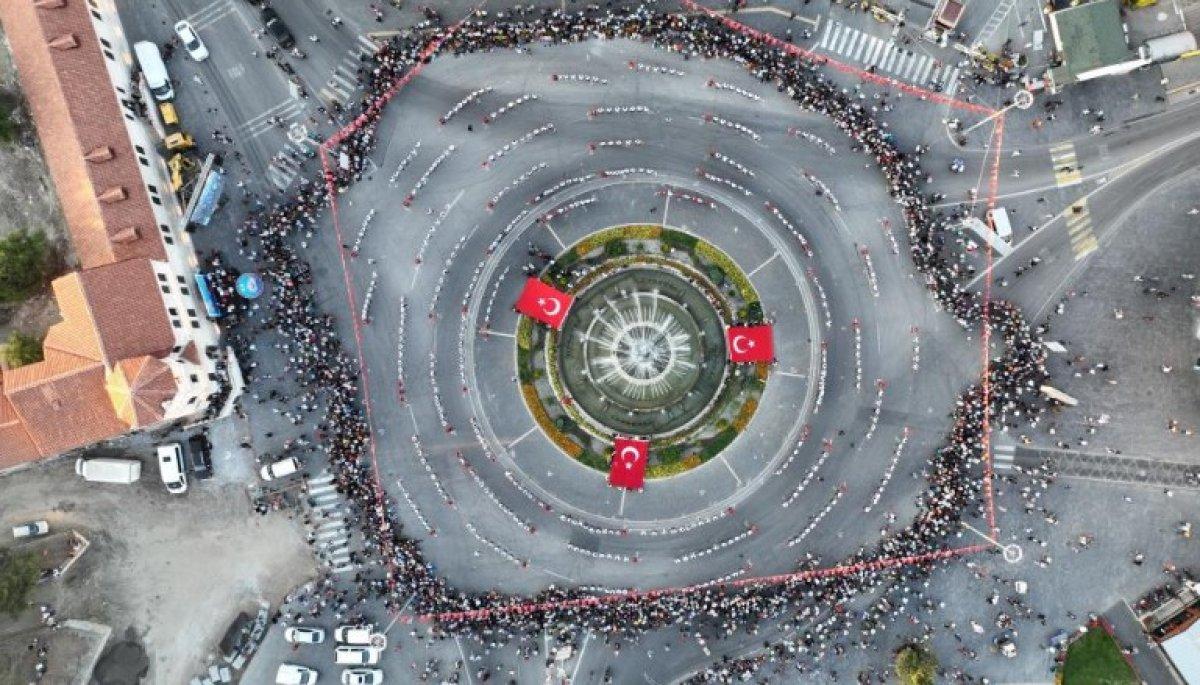 Sivas'ta 1058 kişi aynı anda halay çekti