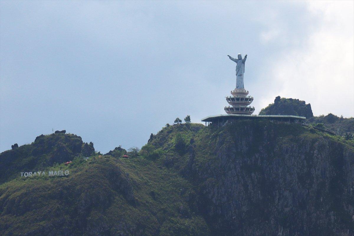 Endonezya'daki dünyanın en büyük Hz. İsa heykeli görüntülendi