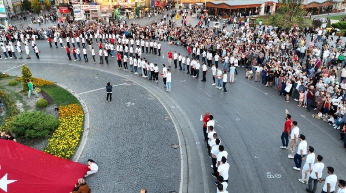 Sivas'ta 1058 kişi aynı anda halay çekti
