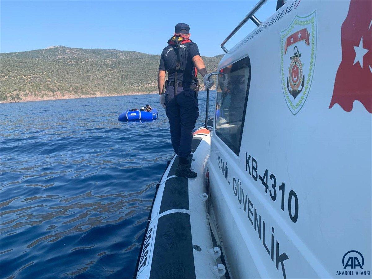 İzmir açıklarında 69 göçmen kurtarıldı, 21 göçmen yakalandı