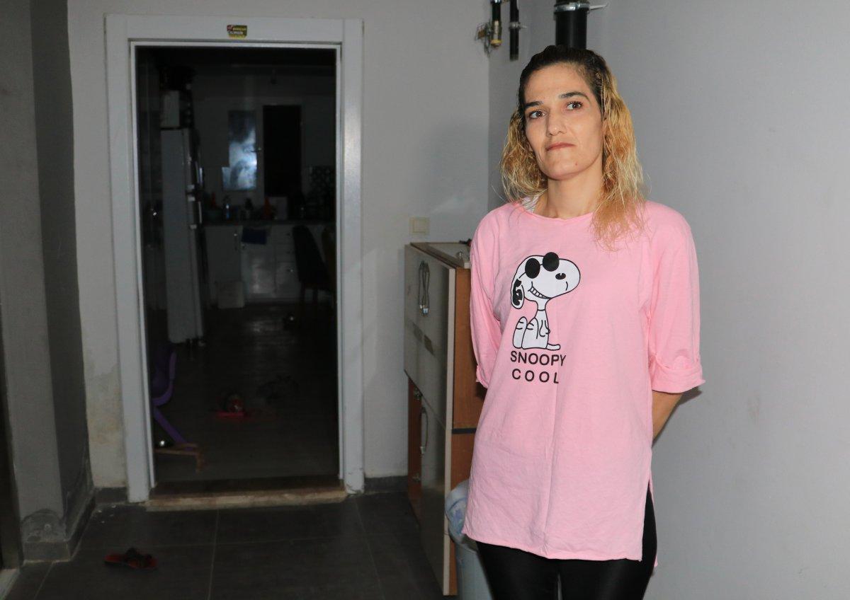 Adana'da ev sahibi, kirayı geciktiren vatandaşın kapısını söktü