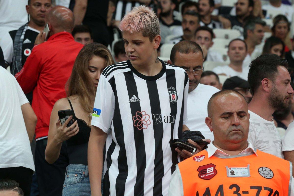 Ebrar Karakurt, Beşiktaş tribünlerinde