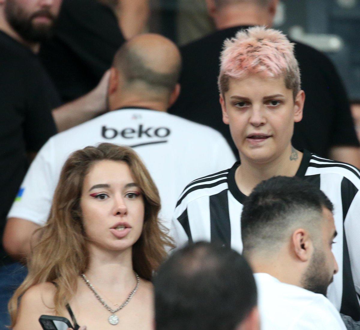 Ebrar Karakurt, Beşiktaş tribünlerinde