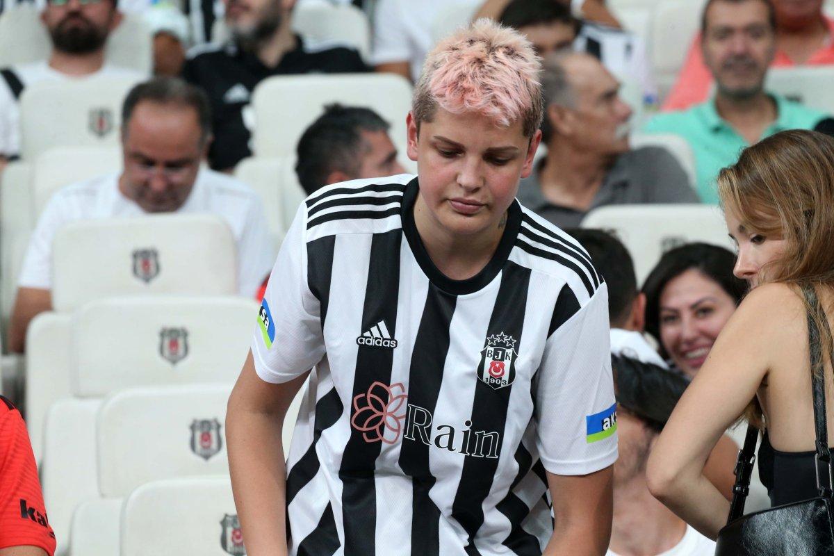 Ebrar Karakurt, Beşiktaş tribünlerinde