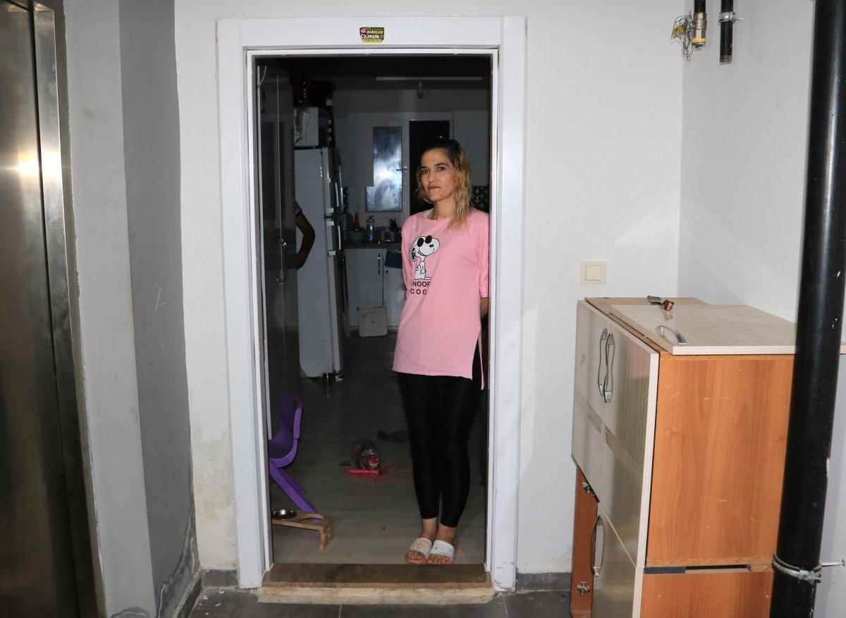 Adana'da ev sahibi, kirayı geciktiren vatandaşın kapısını söktü