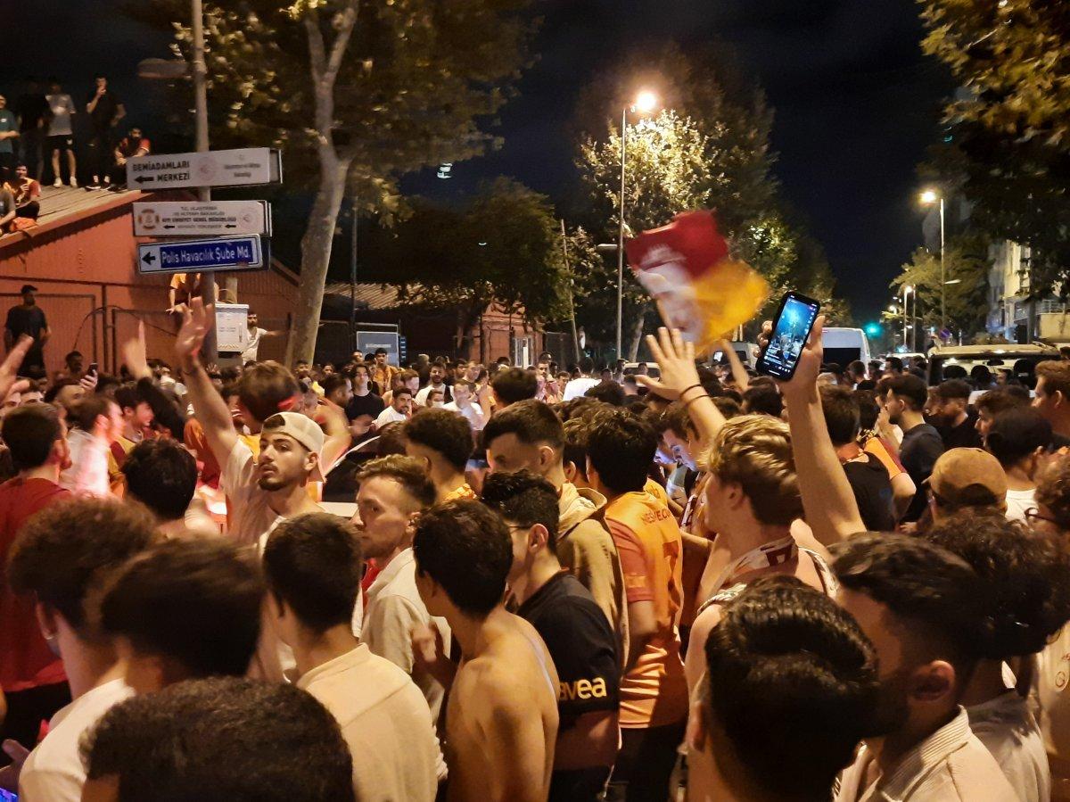 Galatasaray'ın yeni yıldızları Mertens ve Torreira İstanbul'a geldi