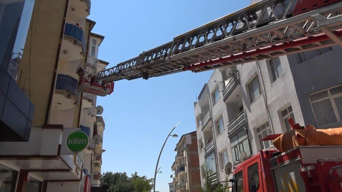 Elazığ'da odada günlerce mahsur kalan adamı komşusu kurtardı