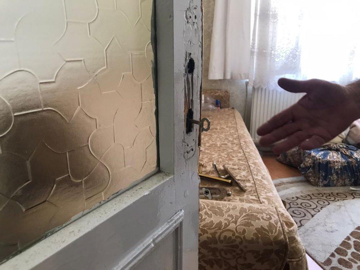 Elazığ'da odada günlerce mahsur kalan adamı komşusu kurtardı