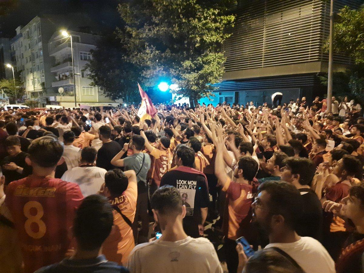 Galatasaray'ın yeni yıldızları Mertens ve Torreira İstanbul'a geldi