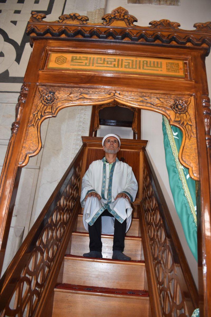 İzmir’de, imamın turistlerle olan iletişimi takdir topladı