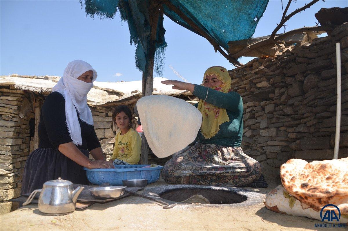 Muş'ta yaylaya çıkan kadınların zorlu mesaisi sürüyor