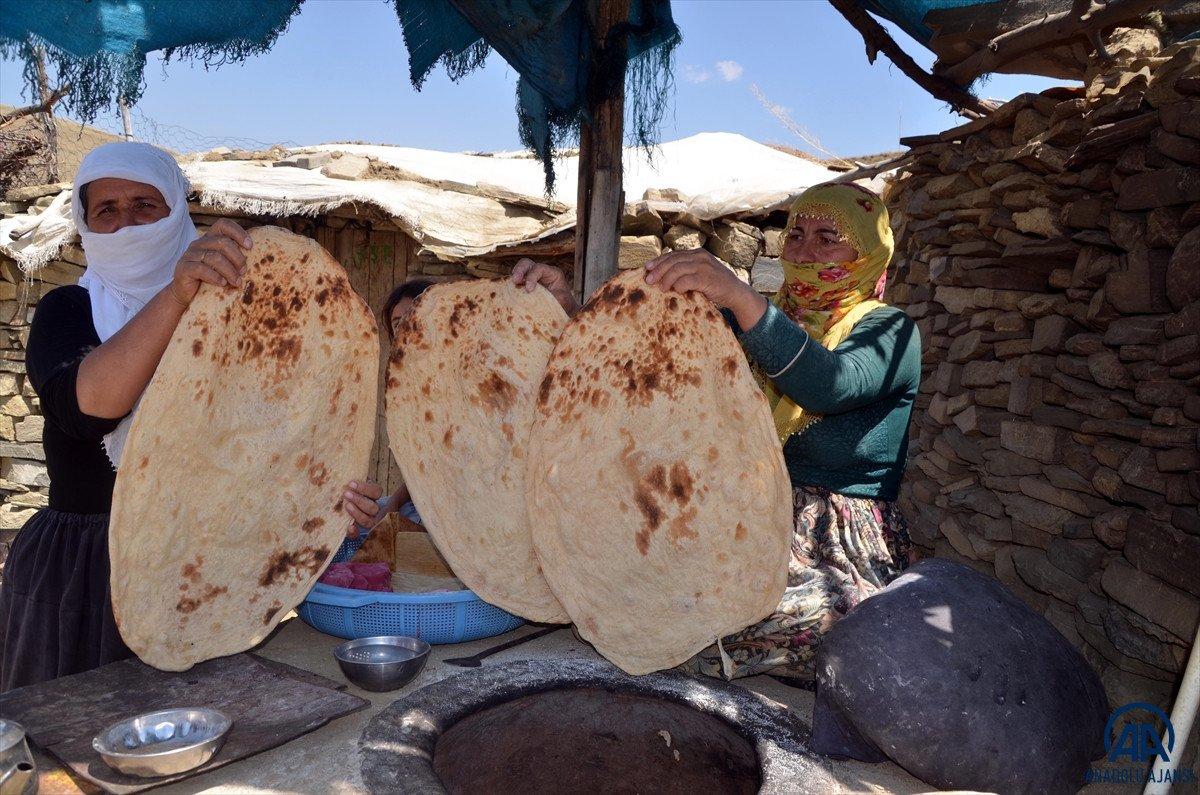 Muş'ta yaylaya çıkan kadınların zorlu mesaisi sürüyor