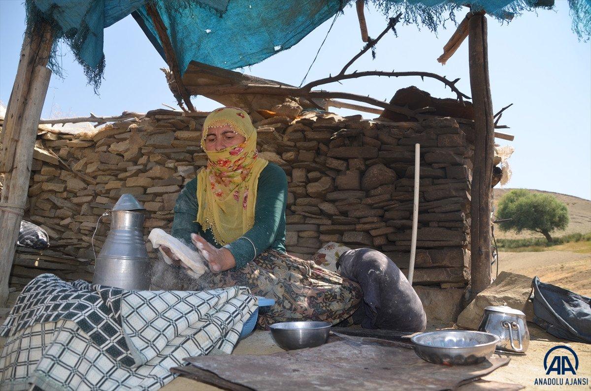 Muş'ta yaylaya çıkan kadınların zorlu mesaisi sürüyor