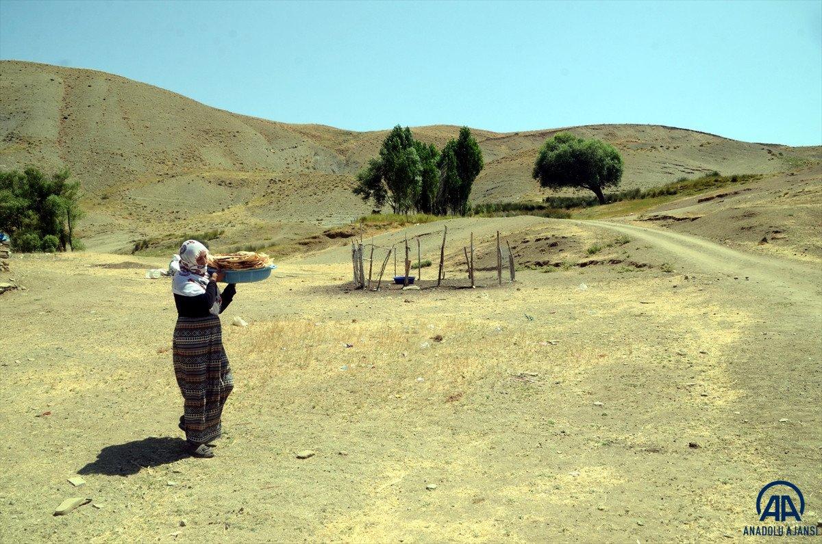 Muş'ta yaylaya çıkan kadınların zorlu mesaisi sürüyor