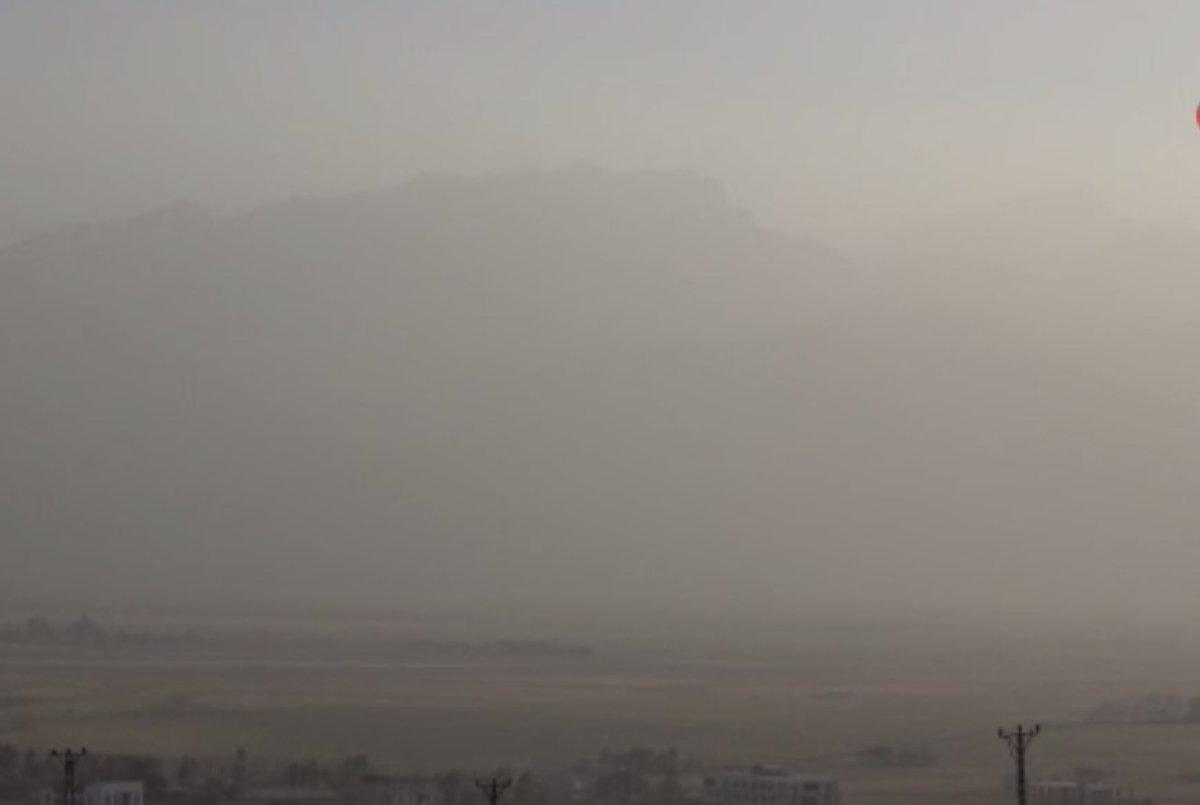 Hakkari Yüksekova’da dağlar toz bulutunda kayboldu