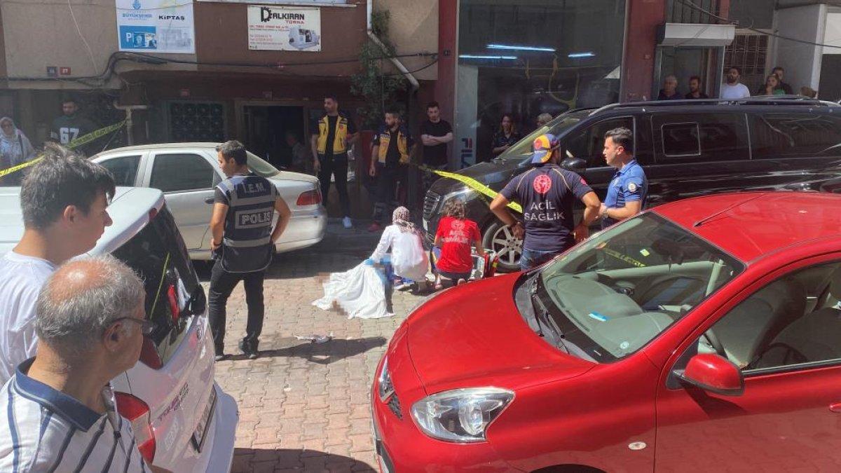 Kağıthane'de cam silerken düşen kadın hayatını kaybetti