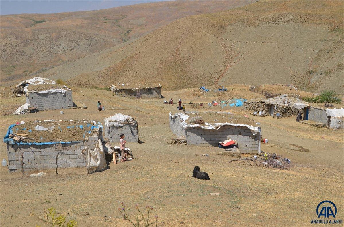 Muş'ta yaylaya çıkan kadınların zorlu mesaisi sürüyor