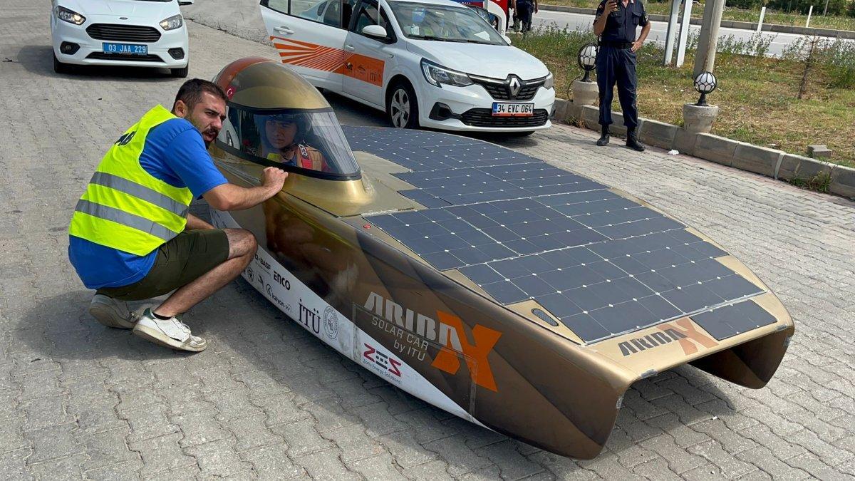 Afyonkarahisar’da güneş enerjili aracın lastiği patladı, jandarma el attı