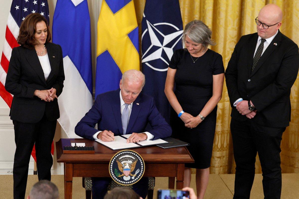 Joe Biden, Finlandiya ve İsveç'in NATO katılım belgelerini imzaladı