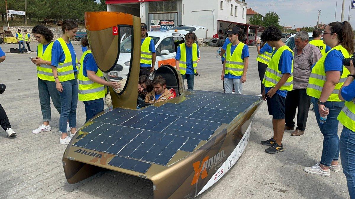 Afyonkarahisar’da güneş enerjili aracın lastiği patladı, jandarma el attı
