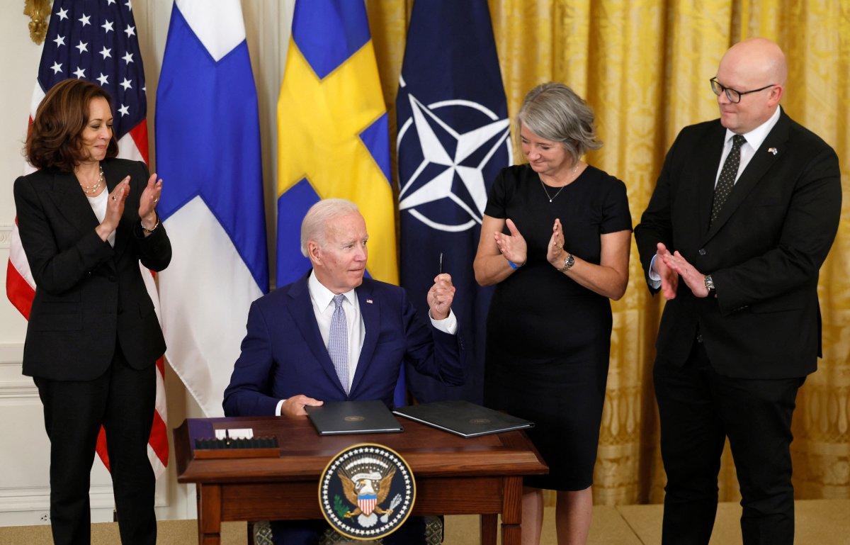 Joe Biden, Finlandiya ve İsveç'in NATO katılım belgelerini imzaladı