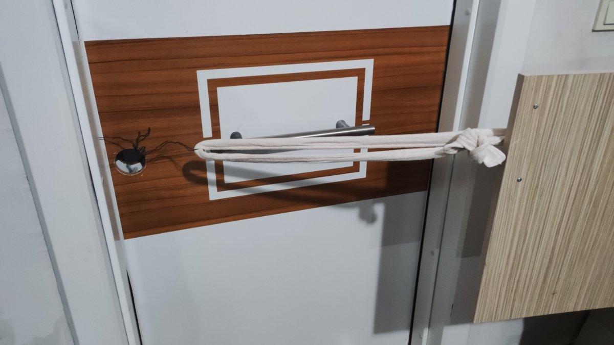 Adana'da kiracısının kapısını söken ev sahibi: Kira alamıyorum, icralık oldum