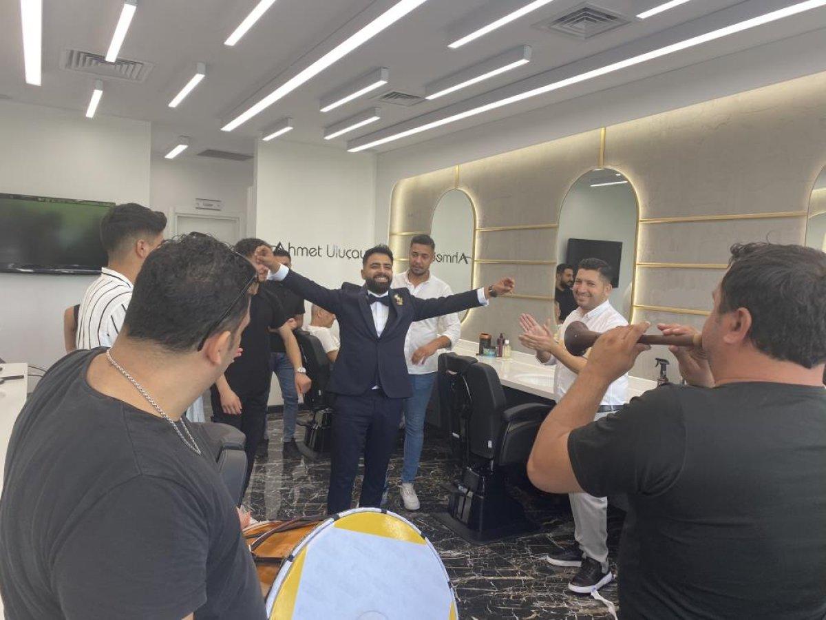 Adana'da tıraş olmaya gelen damatlar davul zurnayla karşılanıyor