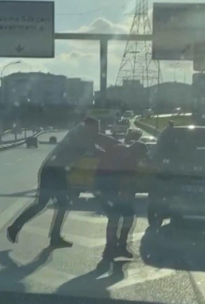 Pendik’te yol verme kavgası: Trafiği umursamadılar