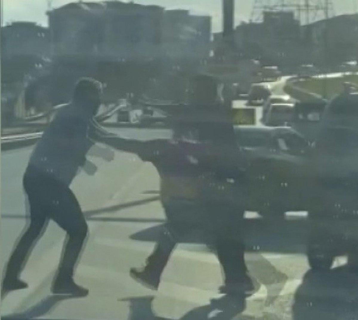 Pendik’te yol verme kavgası: Trafiği umursamadılar