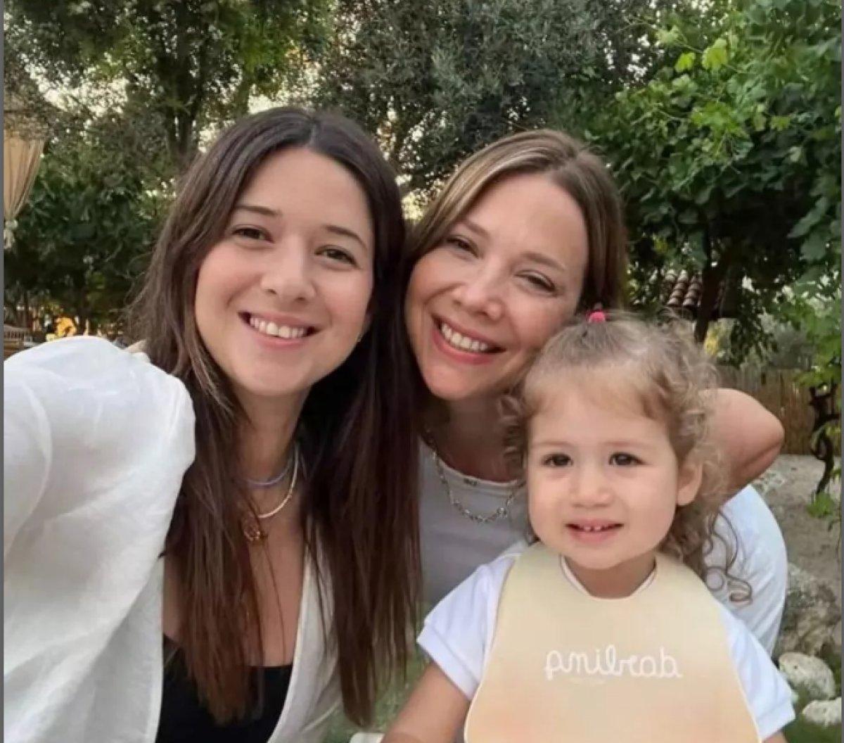 Banu Ilıcalı annesiyle poz verdi