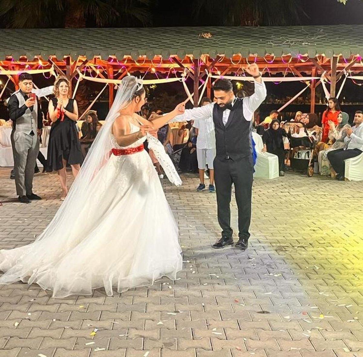 Adana'da tıraş olmaya gelen damatlar davul zurnayla karşılanıyor