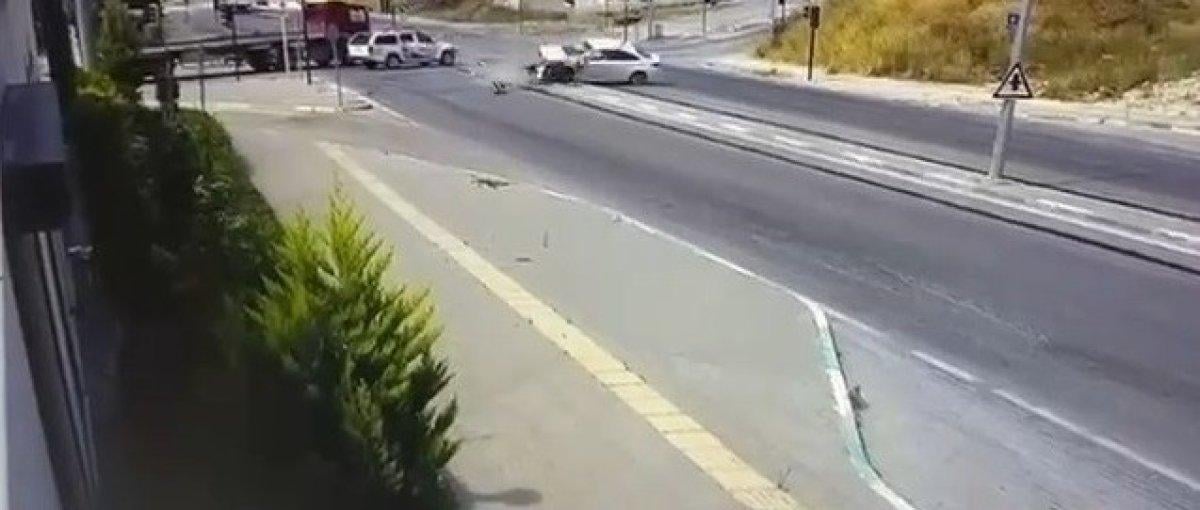 Bursa'da kırmızı ışığa uymayan sürücü kaza yaptı