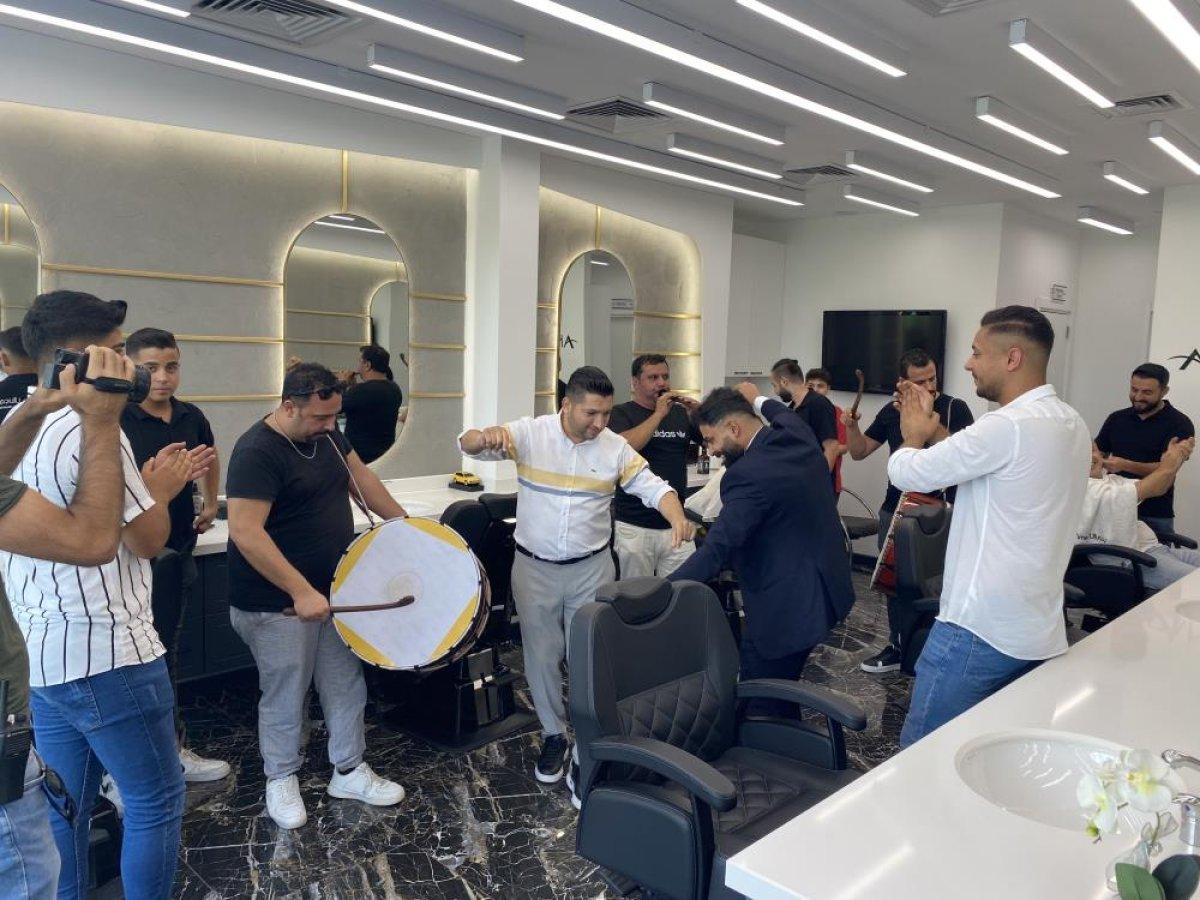 Adana'da tıraş olmaya gelen damatlar davul zurnayla karşılanıyor