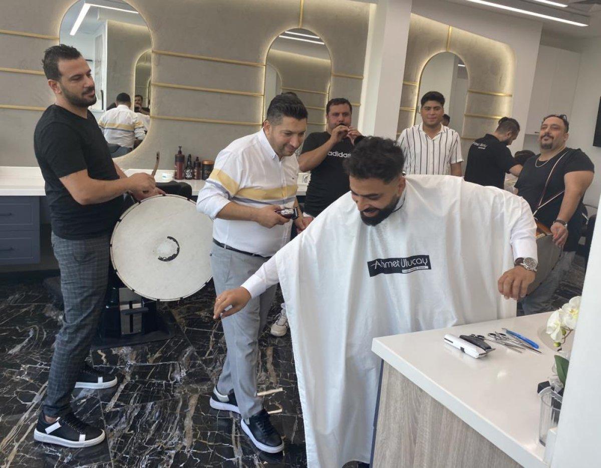 Adana'da tıraş olmaya gelen damatlar davul zurnayla karşılanıyor