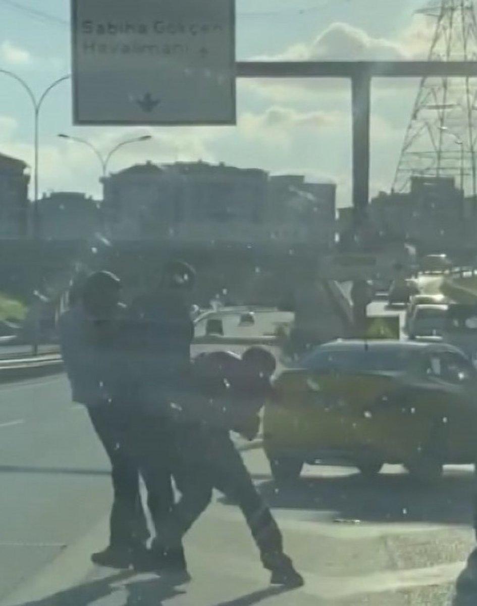 Pendik’te yol verme kavgası: Trafiği umursamadılar