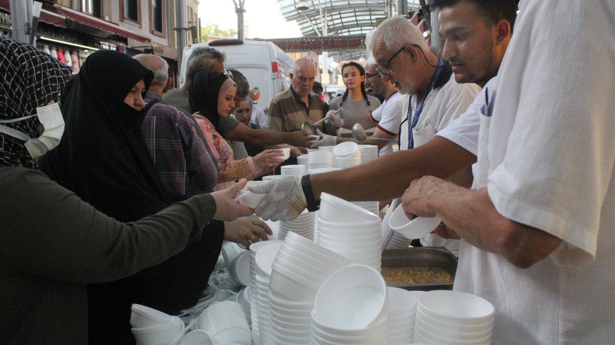 Bursa'nın tarihi Tuz Pazarı'nda gelenek devam ediyor