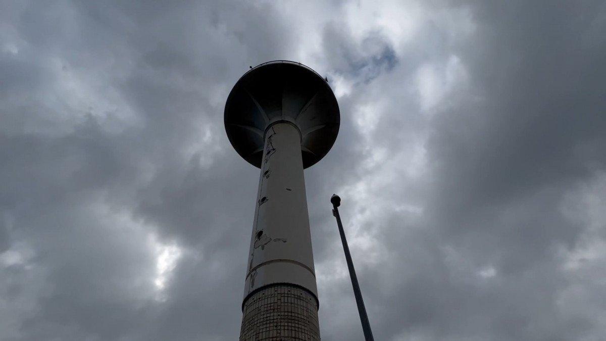 Turuncu kodlu İstanbul'da vatandaşlar şemsiyelerle dışarı çıktı