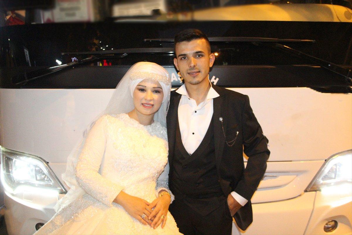 Manisa'da düğün yapamayan çift, gelinlik ve damatlıkla tura çıktı