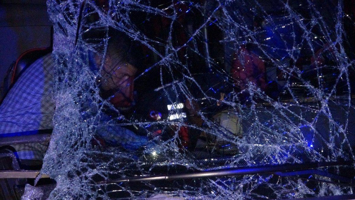 Uşak'ta tıra çarpan otobüsdeki 43 kişi yaralanırken muavin öldü