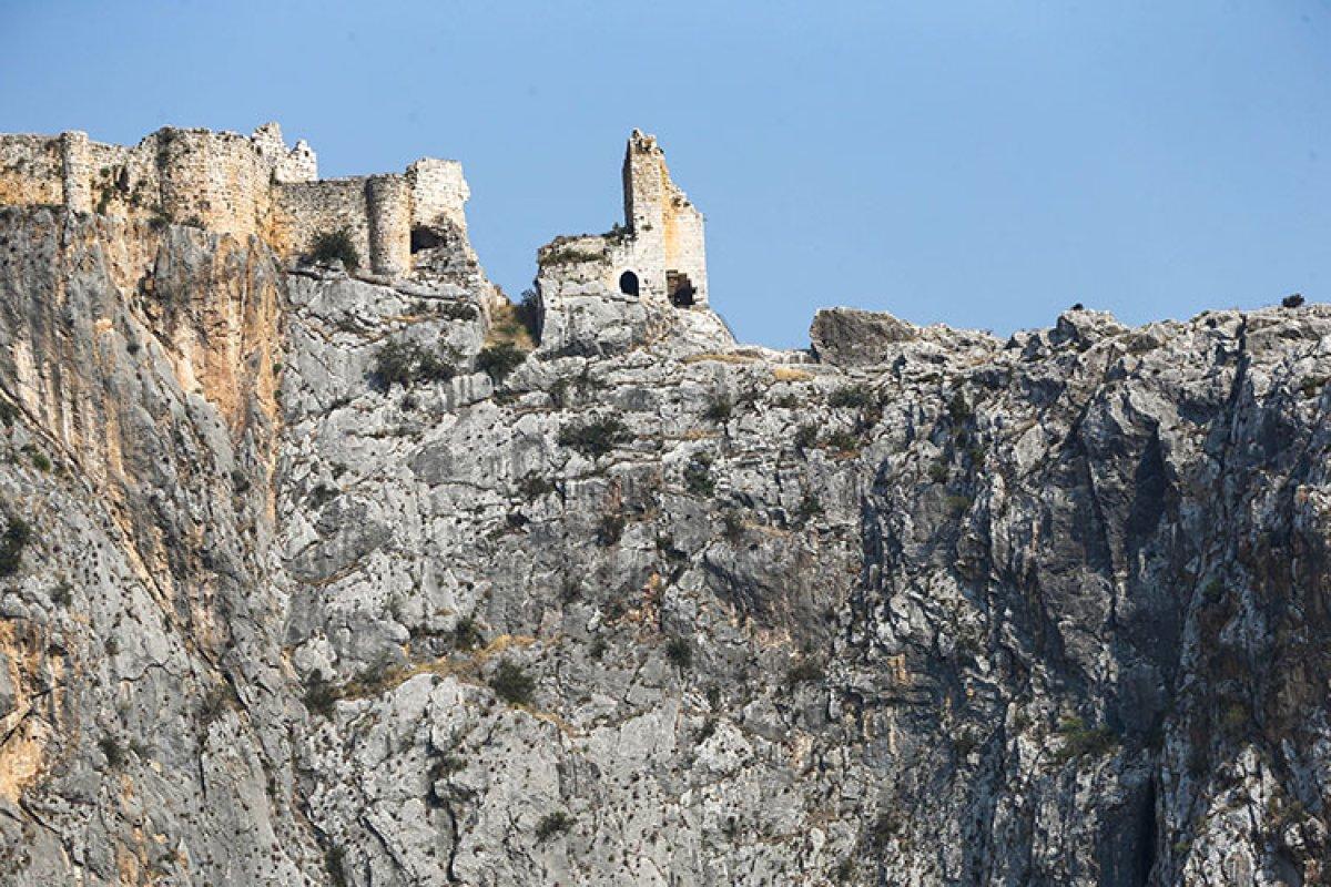 Adana'da Anavarza Antik Kenti'nde gladyatör mezarları keşfedildi