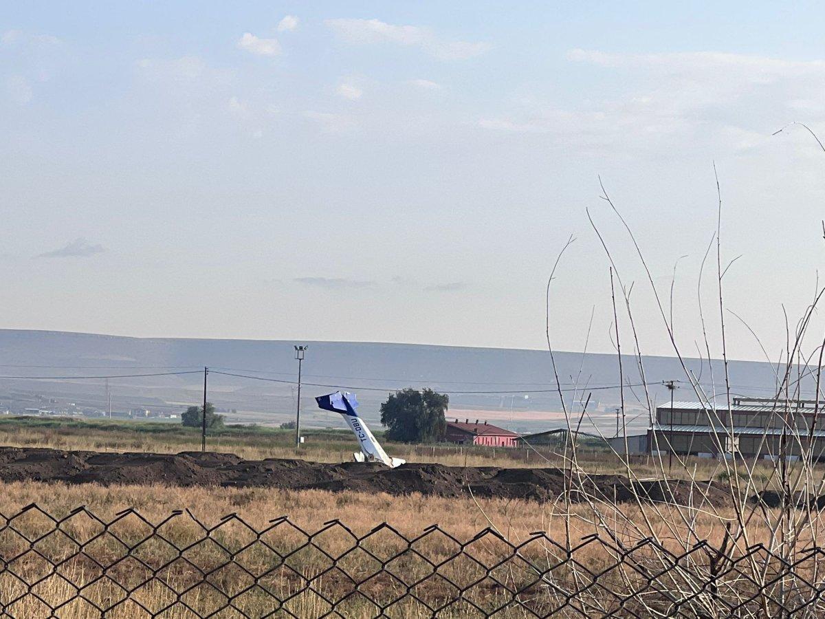 Afyonkarahisar’da, motoru arızalanan eğitim uçağı çiftliğe indi