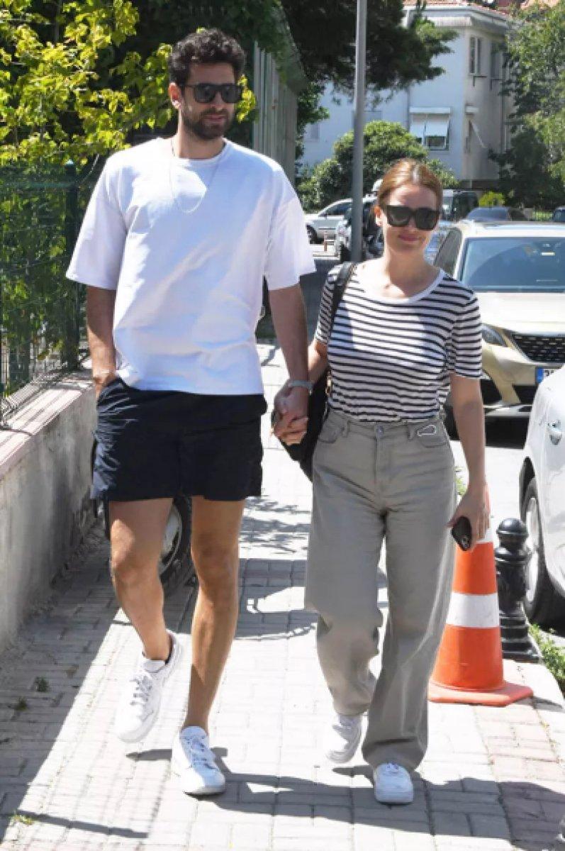 İrem Sak, 11 yaş küçük sevgilisiyle el ele