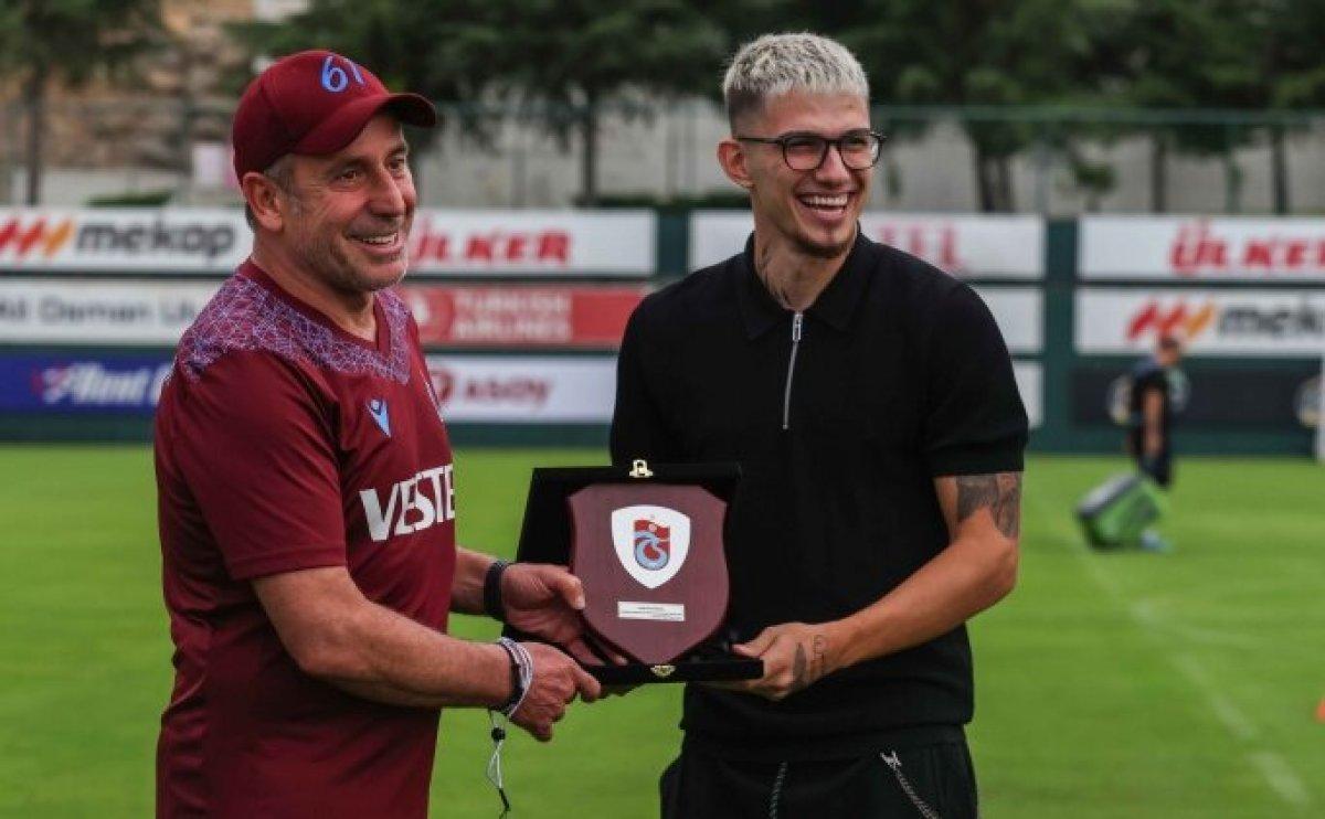 Arabistan'a transfer olan Berat Özdemir, personellere saat hediye etti