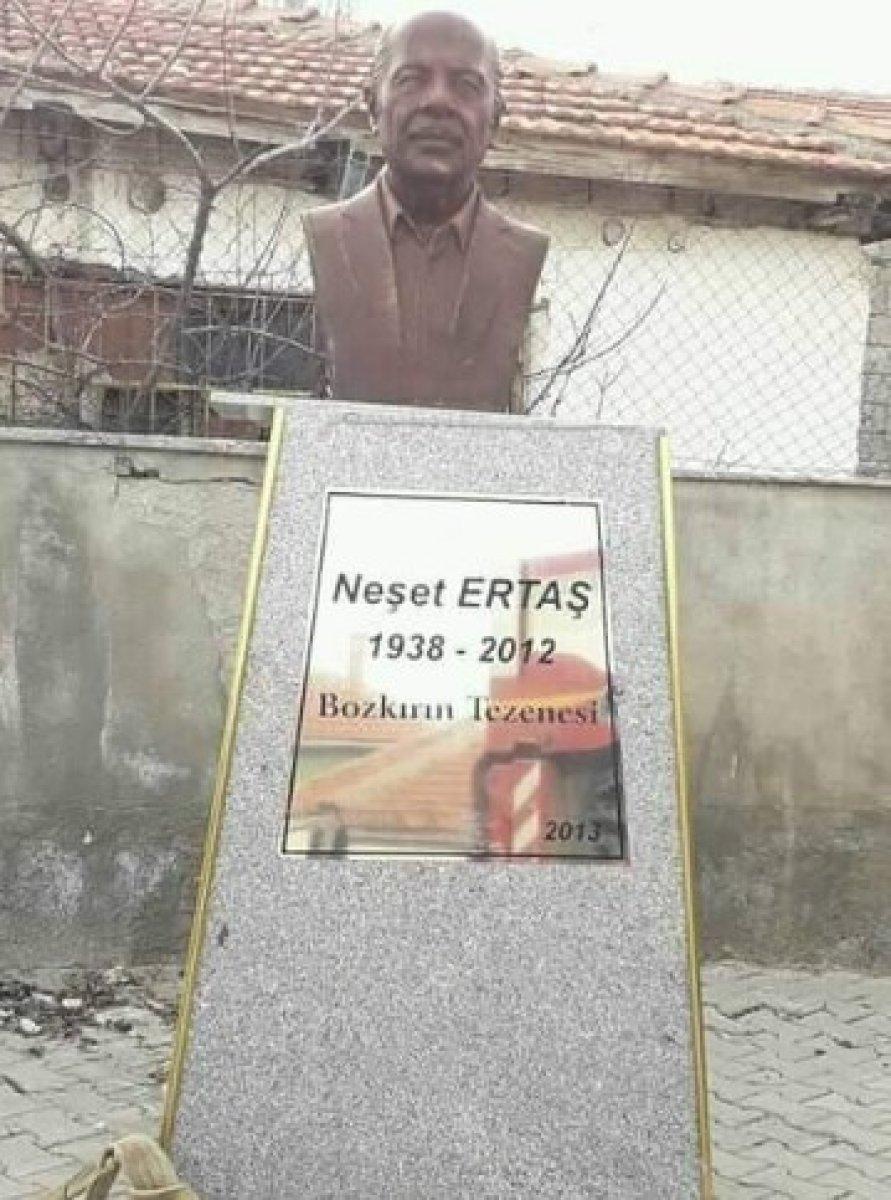 Kırşehir'de Neşet Ertaş'ın heykeline saldırı