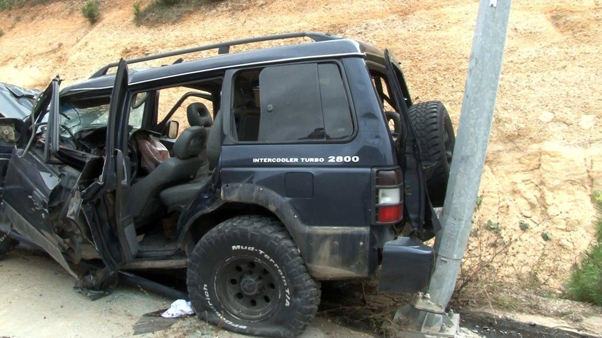 Arnavutköy’de bariyerleri aşan cip, tali yola uçtu