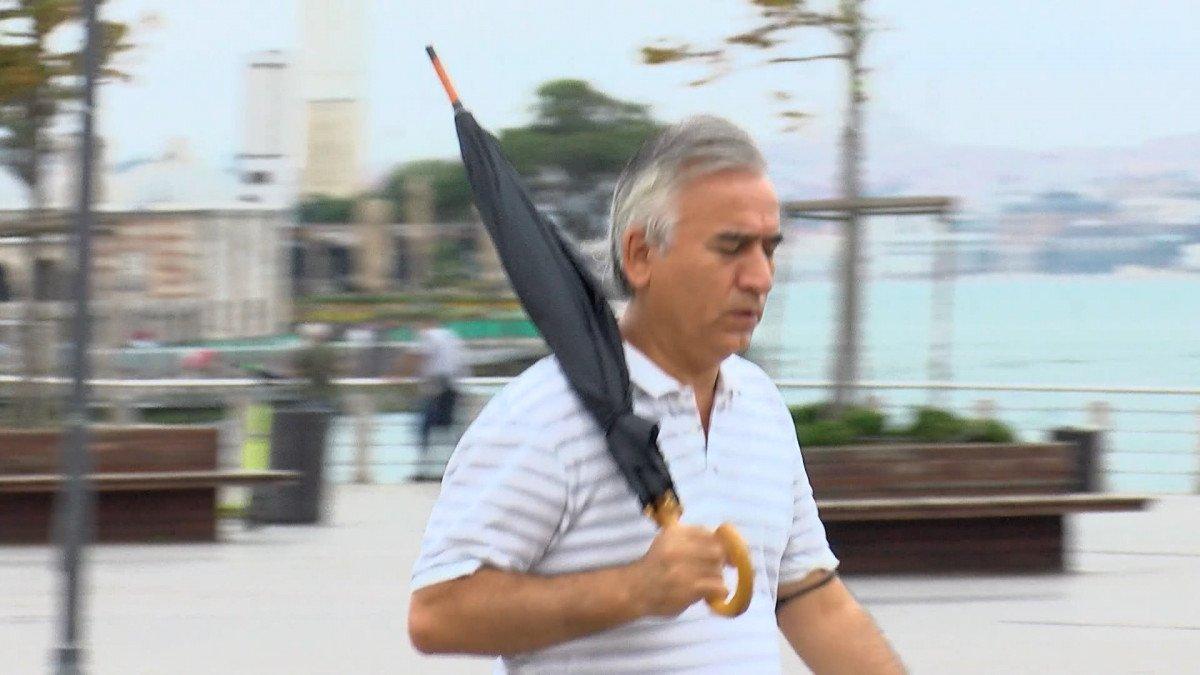 Turuncu kodlu İstanbul'da vatandaşlar şemsiyelerle dışarı çıktı
