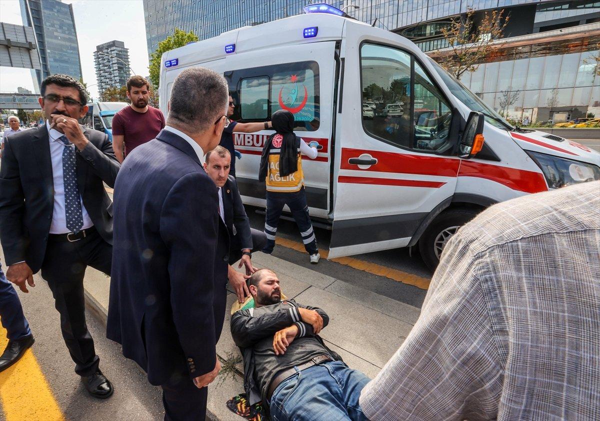 Fuat Oktay kaza yapan sürücüye yardım etti