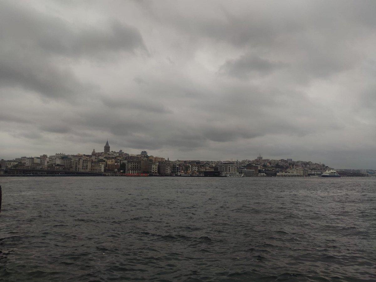 Turuncu kodlu İstanbul'da vatandaşlar şemsiyelerle dışarı çıktı