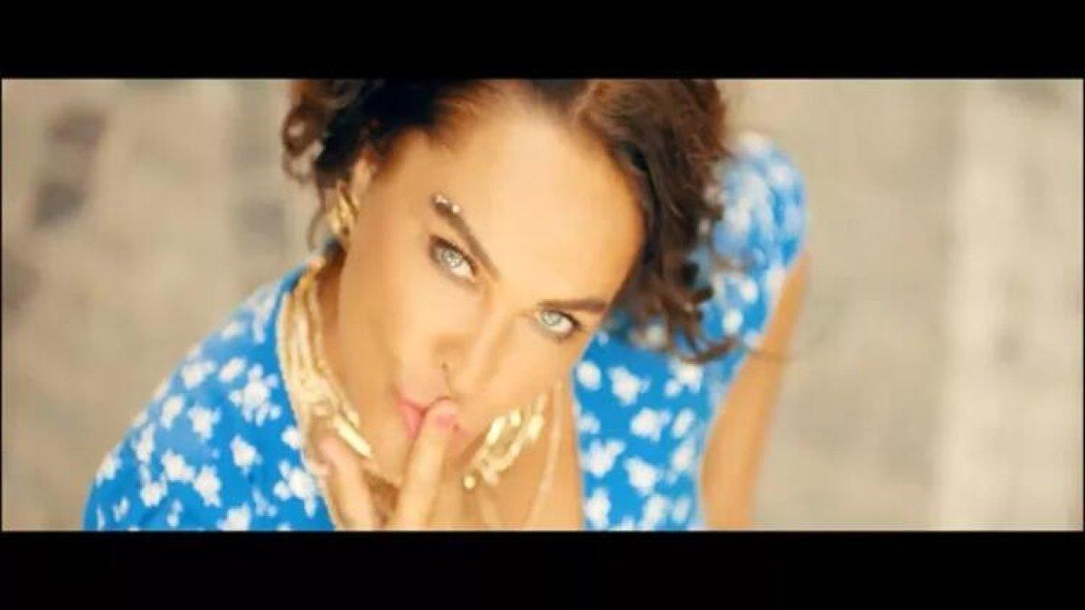 Hülya Avşar, sakızı göğsüne yapıştırdı