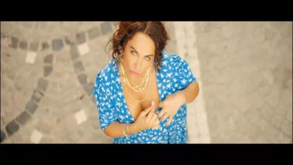 Hülya Avşar, sakızı göğsüne yapıştırdı